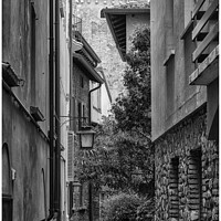 Buy canvas prints of Sirmione Streets by Peter Lennon