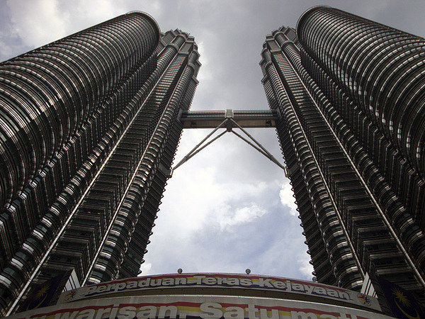 Petronas Towers, Kuala Lumpur Picture Board by colin chalkley