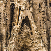 Buy canvas prints of Basílica i Temple Expiatori de la Sagrada Família by colin chalkley