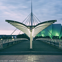 Buy canvas prints of Magnificent Glasgow Bridge at Night by Les McLuckie