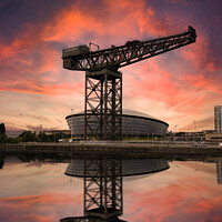 Buy canvas prints of Finnieston Crane Glasgow by Les McLuckie