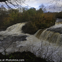 Buy canvas prints of Falls of The Clyde at Bonnington Weir by Les McLuckie