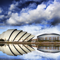Buy canvas prints of Serenity of Glasgows Riverside by Les McLuckie