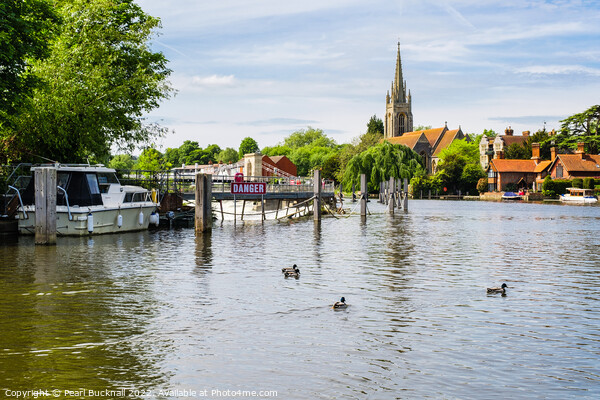 River Thames at Marlow Lock Buckinghamshire Picture Board by Pearl Bucknall