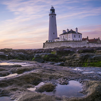 Buy canvas prints of  St Marys Lighthouse by Les Hopkinson