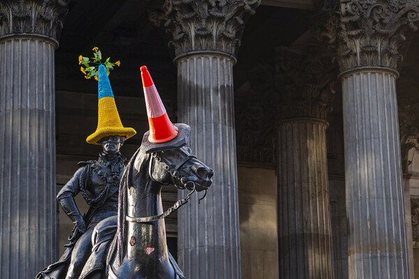 Duke of Wellington, Glasgow icon supports Ukraine. Picture Board by Rich Fotografi 
