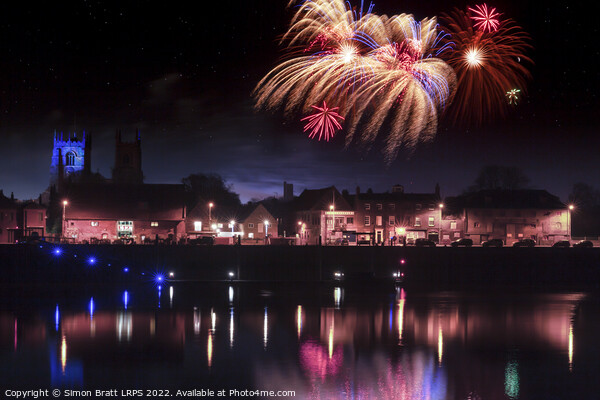Kings Lynn fireworks over river Ouse fanale Picture Board by Simon Bratt LRPS