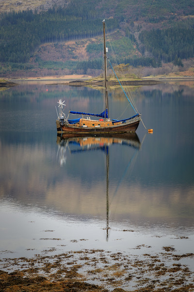 Boat on the Loch  Picture Board by chris smith