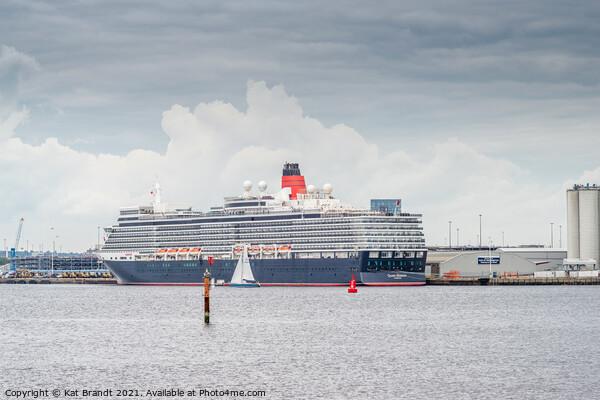 Cunard Queen Elizabeth at Southampton Picture Board by KB Photo