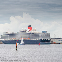 Buy canvas prints of Cunard Queen Elizabeth at Southampton by KB Photo