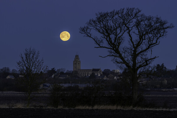 Wolf Moon setting over St Andrew's Chrurch, Sutton Picture Board by Andrew Sharpe