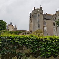 Buy canvas prints of ‎⁨Le Thouet⁩, Chateau ⁨Montreuil-Bellay⁩, ⁨France⁩ by Penny Martin