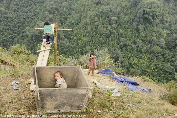 Children from villages in the mountainous area of ​​Sapa, north of Vietnam, expecting to see Western tourists. Picture Board by Joaquin Corbalan