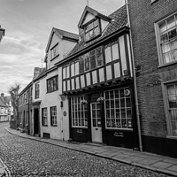 Buy canvas prints of Elm Hill, the oldest street in Norwich bw by Chris Yaxley
