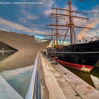 Buy canvas prints of The RRS Discovery and the V&A Museum, Dundee, Scot by Navin Mistry