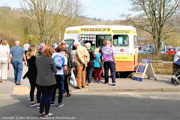 Queuing for Ice cream at Bakewell in Derbyshire.  Picture Board by john hill