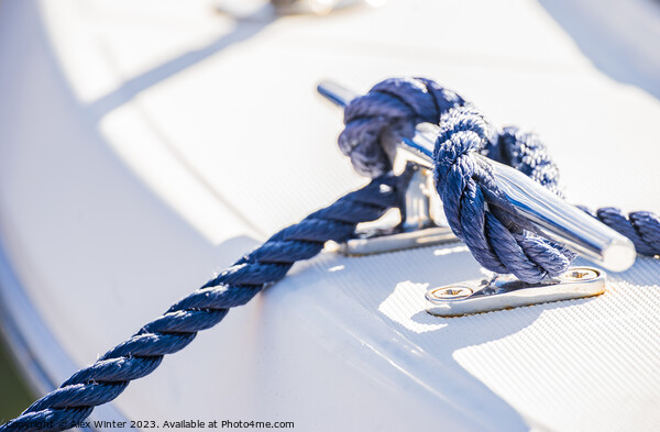 Detail view of blue nautical rope cleat on boat de Picture Board by Alex Winter