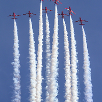 Buy canvas prints of Red Arrows 5 4 spilt by Oxon Images
