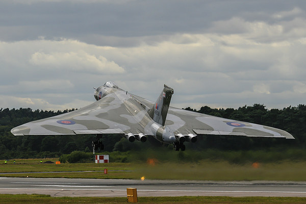  Vulcan bomber XH558 at Farnborough Picture Board by Oxon Images