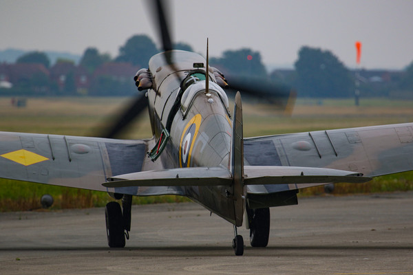Spitfire start up Picture Board by Oxon Images