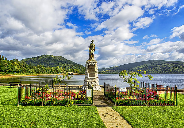 Inveraray War Memorial Picture Board by Chris Thaxter
