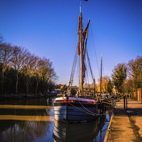 Buy canvas prints of Thames Barge by Dawn O'Connor
