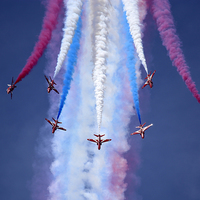Buy canvas prints of   RAF Red Arrows Champagne Split - RIAT 2014 by Andrew Watson