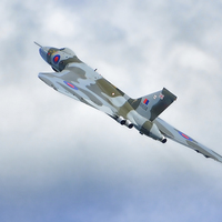 Buy canvas prints of Vulcan XH558 by Rick Lindley