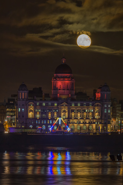 Liverpool supermoon +1 day Picture Board by Rob Lester
