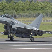 Buy canvas prints of   Eurofighter Typhoon Landing - Farnbourough 2014 by Colin Williams Photography